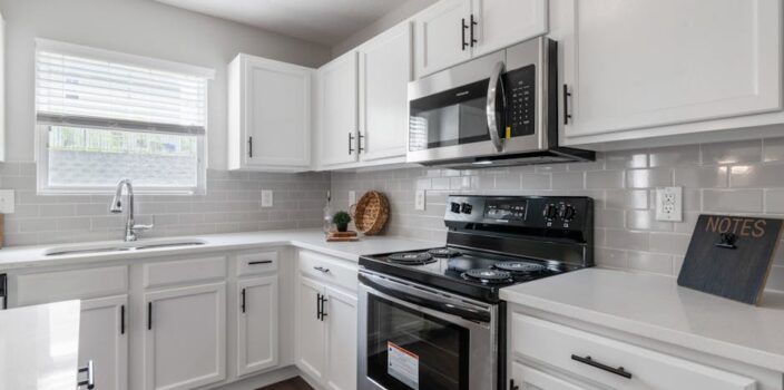 Fronty kuchenne: lakier, laminat czy fornir? Jak wybrać, żeby nie żałować po roku