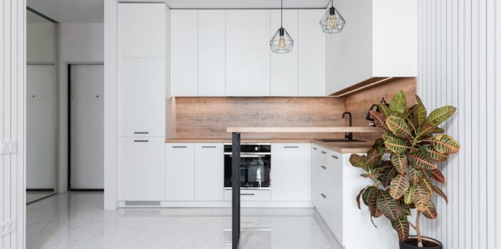 Cokoły kuchenne: jak dobrać wysokość, materiał i montaż, żeby nie puchły od wody i łatwo się sprzątały