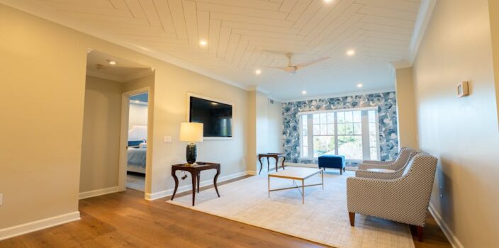 Tapeta w mieszkaniu: jak wybrać rodzaj, przygotować ścianę i położyć bez pęcherzy i odklejeń