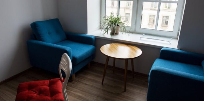 Parapet wewnętrzny w mieszkaniu: materiał, montaż i uszczelnienie bez mostków i zacieków