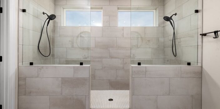 Panel prysznicowy walk-in: wymiary, spadki i hydroizolacja bez przecieków