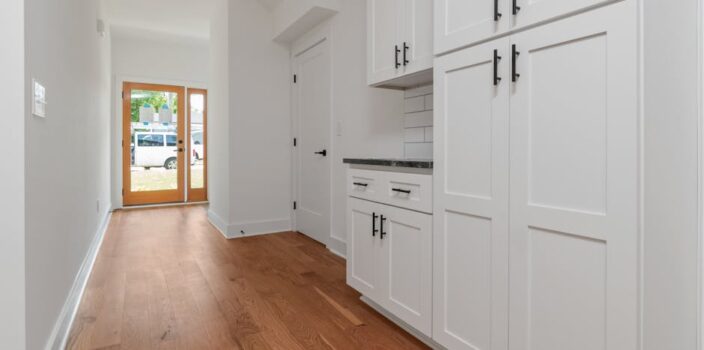 Wąska kuchnia w bloku: układ, przechowywanie i światło, żeby gotowało się wygodnie